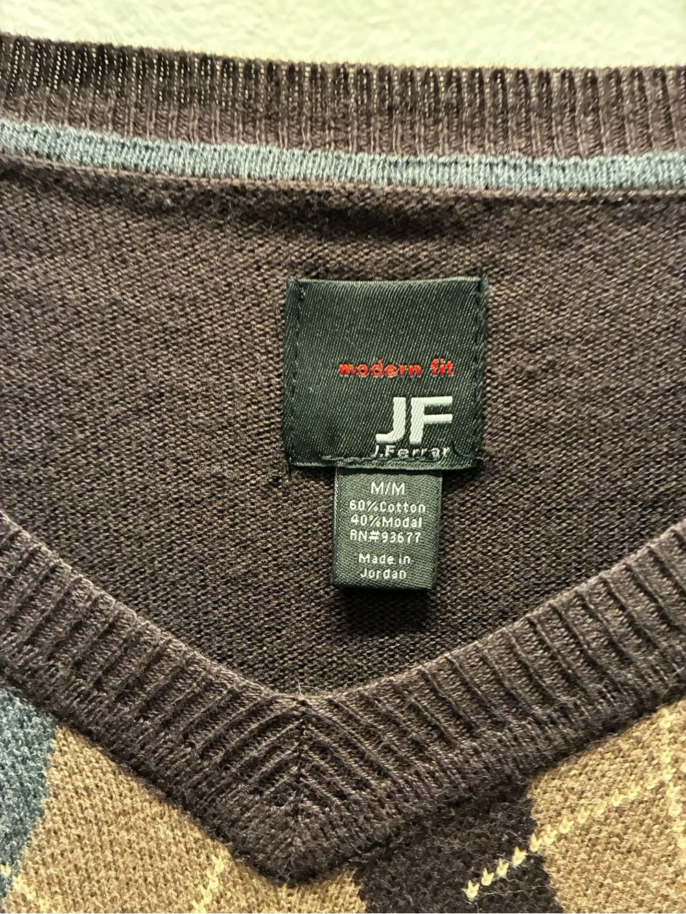 jf j.ferrar Brown V-Neck Argyle Sweater with Tan and Blue Diamonds Size M